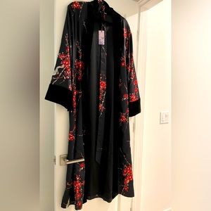 KIM + ONO CHERRY BLOSSOM & CRANE KIMONO WRAP W/VELVET TRIM ONE SIZE FITS MOST